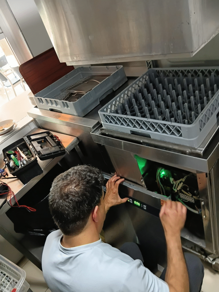 Nazilli Beyaz Eşya Tamircisi 0531 558 87 07 Türkiye'nin ev aletleri tamiri servis sağlayıcı firmasıdır. Nazilli'de buzdolabı, deepfreeze, klima, bulaşık- çamaşır makinesi tamiri yapan müşteri memnuniyeti en yüksek servis tamircisi. Ayrıca Nazilli'nin en kaliteli ve en ekonomik tamir, servis ücreti alan elektrikli ev aleti servisi.
Ayrıca Nazilli'nin tüm Mahallelerinde 7/24 her gün bakım, onarım ve montaj hizmet sunan ev aletleri tamircisi. Resmi Tatil ve Pazar günleri açık Acil elektrikli ev aletleri servisi olarak Nazilli'de tamir etmekteyiz. Alo Tamir Ustası Nazilli Beyaz Eşya Tamircisi 05315588707 telefon numarasını bayram tatillerinde de 7/24 arayabilirsiniz.
Nazilli Beyaz Eşya Tamircisi TEL:05315588707 numarası ile Nazilli'nin her semtinde yanınızda. İlk önce Arslanlı Beyaz Eşya Servisi 0531 558 87 07 İsabeyli, Zafer, Turan Mahallelerinde birçok şubemiz bulunmaktadır. Sonra Aydoğdu, Bayındır, Aksu, Altıntaş, Bereketli, Bozyurt, Çapahasan, Durasıllı ev aletleri servisi diğer şubelerimize örneklerdir. Ardından Karaçay, Kardeşköy, Ketendere, Yazırlı, Sailer, Sevindikli, Demirciler ve Yeşilmahalle ev aletleri servisi şubelerimiz gelmektedir.
İlk öncelikle Arçelik, Beko ve Altus marka elektrikli ev aletleri tamiri yapan Nazilli yetkili servisi. Dahası Bosch, Siemens ve Profilo yetkili Nazilli Beyaz Eşya Servisi. Hatta Samsung, LG, İndesit, Ariston Hotpoint, Seg, Regal gibi birçok markanın Nazilli yetkili servisi.
Nazilli Beyaz Eşya Tamircisi 0531 558 87 07 önce buzdolabı, çamaşır makinesi, bulaşık makinesi tamiri. Ardından Derin Dondurucu, Klima, Kombi ve Kurutma Makinesi tamiri yapan Nazilli'deki en yakın yetkili servis. Nazilli'deki ekonomik fiyat politikası ile en uygun servis ücreti alan buzdolabı tamircisi. Ayrıca Nazilli'deki en yakın mesafedeki çamaşır makinesi tamiri yapan yetkili servis.
Bütün bunlar ile beraber Nazilli'de müşteri memnuniyeti en yüksek beyaz eşya tamiri yapan servisler içindedir. Bunun en önemli sebebi ise Nazilli'de ev aleti tamiri yapan teknisyenlerimizin müşteri memnuniyeti odaklıdır. Nazilli'de cihazınızı tamir eden servis ustası her şeyden önceki amacı siz değerli müşterilerimizi memnun etmektir. Bütün bunların sonucu olarak Nazilli Beyaz Eşya Tamircisi en iyi tamir hizmeti veren servis firmasıdır. 